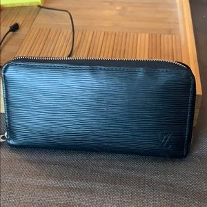 Louie Vuitton Black Zippy Wallet